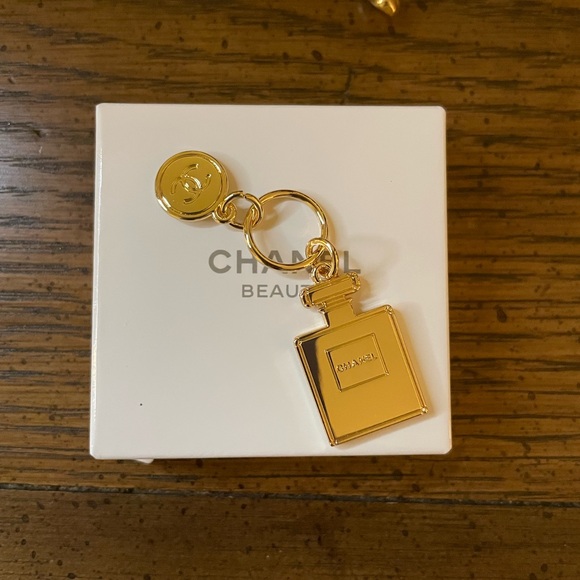 Chanel Beauty Holiday 2023 Gold No 5 Bottle Key Charm - Picture 1 of 3